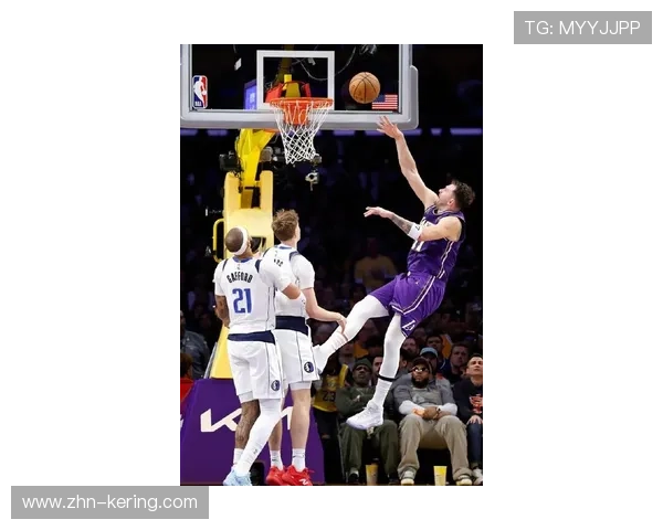 东契奇助攻外线队友三分命中，独行侠扩大优势