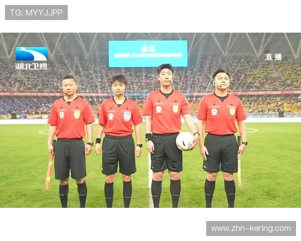 足球裁判在青少年培训中强调规则精神与公平竞赛理念，足球比赛中裁判员该如何掌握有利原则