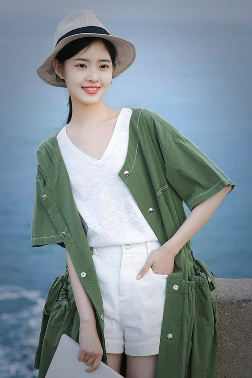 开云体育官方-女子橄榄球挑战男性主导地位，英格兰女队闪亮登场，女子橄榄球首秀